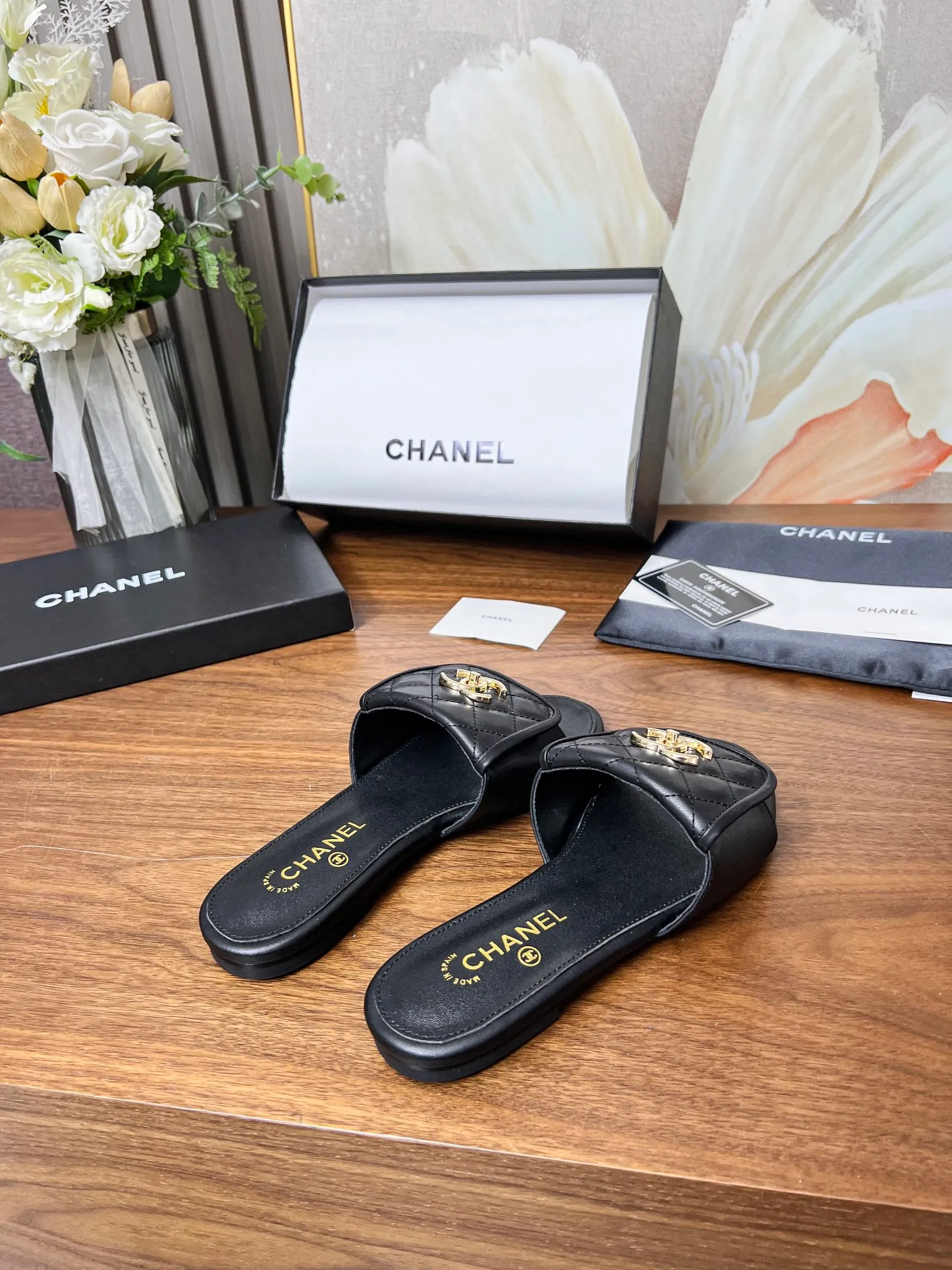 👟👟Ex-factory price 440👟👟Chanel classic slippers✅, very classic made of diamond-patterned cowhide😊 And it also has Chanel's classic gold buckle, heel, comfortable and easy to wear. Fabric: cowhide. Lining: cow lining. Color: black, white. Size: 35-42 (41, 42 can be customized and non-returnable). Outsole: Made of genuine leather outsole. Packaging: with card, cloth bag